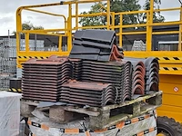 2x pallet met diverse dakpannen zwart - afbeelding 3 van  6