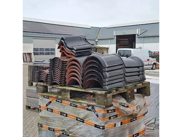 2x pallet met diverse dakpannen zwart - afbeelding 4 van  6