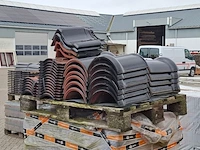 2x pallet met diverse dakpannen zwart - afbeelding 4 van  6