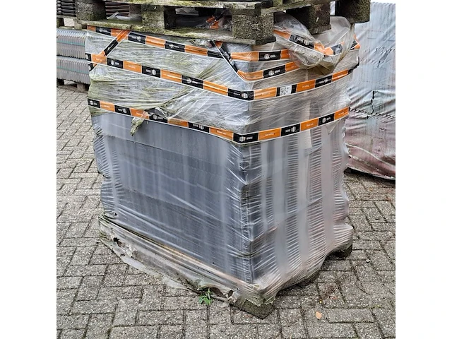 2x pallet met diverse dakpannen zwart - afbeelding 5 van  6