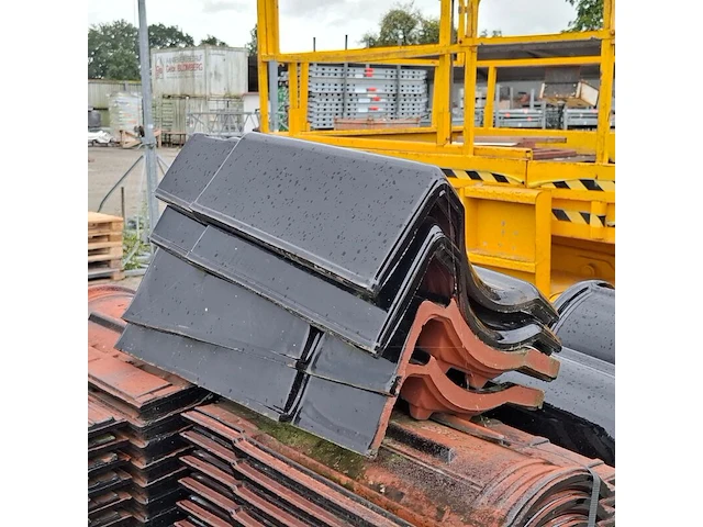2x pallet met diverse dakpannen zwart - afbeelding 6 van  6