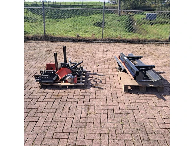 2x pallet met diverse onderdelen voor o.a veegborstels & hef-trucks - afbeelding 1 van  47