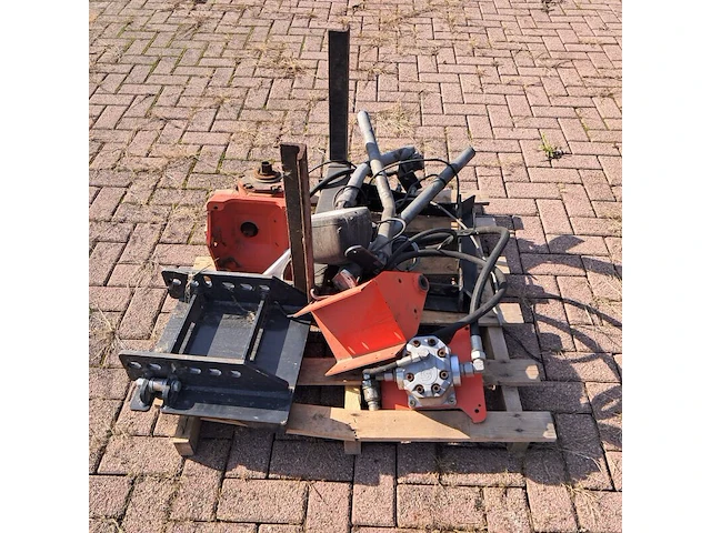 2x pallet met diverse onderdelen voor o.a veegborstels & hef-trucks - afbeelding 12 van  47