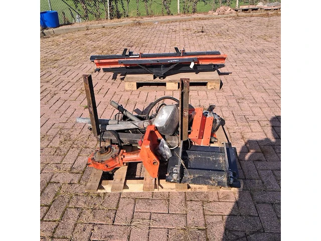 2x pallet met diverse onderdelen voor o.a veegborstels & hef-trucks - afbeelding 34 van  47