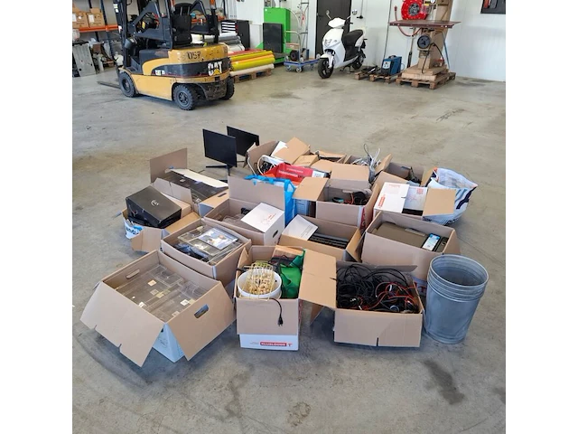 2x pallet met diversen; sfeerartikelen, kantoorbenodigdheden, multimedia - afbeelding 1 van  20