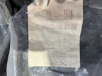 2x pallet met isolatiemateriaal zwart - afbeelding 3 van  3