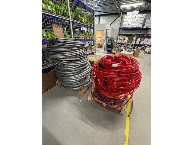 2x pallets meerlagenbuis, rautitan en rautherm, rood en grijs - afbeelding 1 van  4