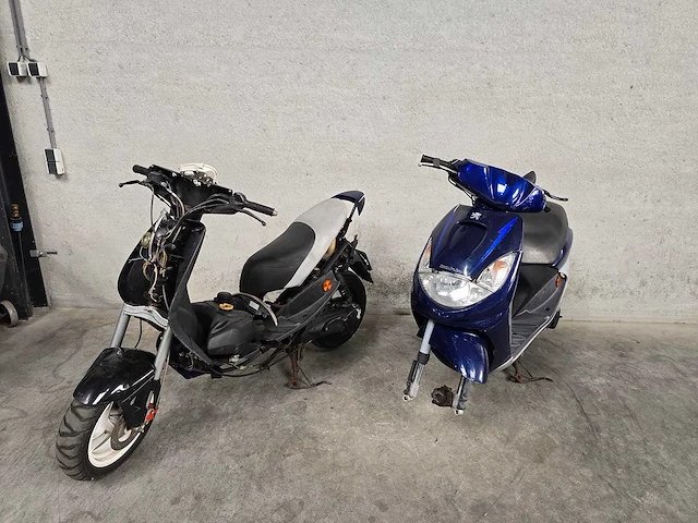 2x peugeot - snorscooter - viva city - 25km uitvoeringen - afbeelding 1 van  14