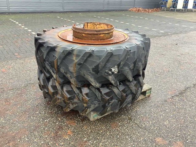 2x pirelli 16.9r34 dubbellucht band met velg - afbeelding 1 van  9