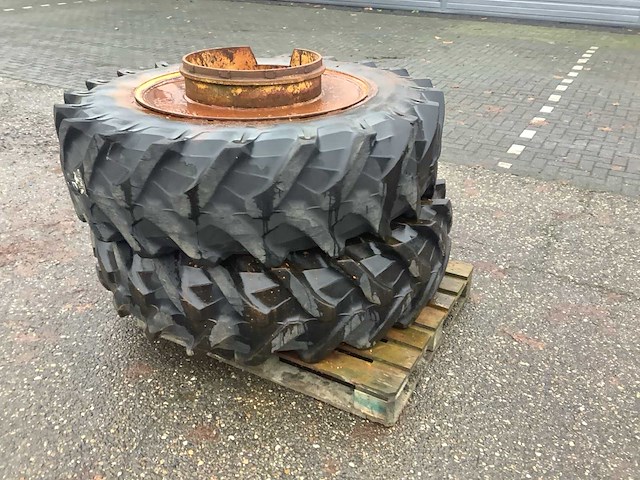 2x pirelli 16.9r34 dubbellucht band met velg - afbeelding 2 van  9