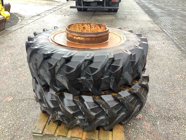 2x pirelli 16.9r34 dubbellucht band met velg - afbeelding 3 van  9