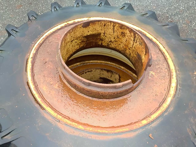 2x pirelli 16.9r34 dubbellucht band met velg - afbeelding 6 van  9