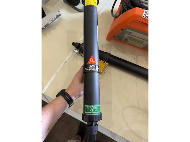 2x pneumatisch kitlijm applicatatoren, sika - afbeelding 2 van  2