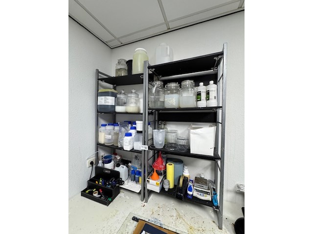 2x rek met laboratorium toebehoren en grondstoffen - afbeelding 1 van  9