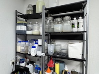 2x rek met laboratorium toebehoren en grondstoffen