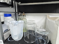 2x rek met laboratorium toebehoren en grondstoffen - afbeelding 2 van  9