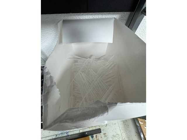 2x rek met laboratorium toebehoren en grondstoffen - afbeelding 3 van  9