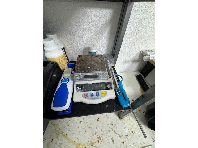 2x rek met laboratorium toebehoren en grondstoffen - afbeelding 4 van  9