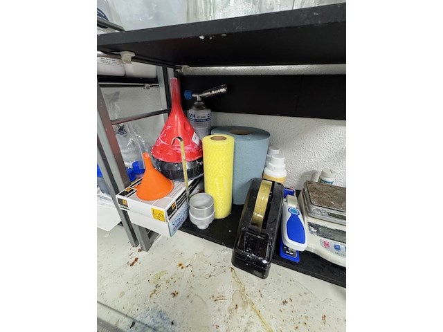 2x rek met laboratorium toebehoren en grondstoffen - afbeelding 5 van  9