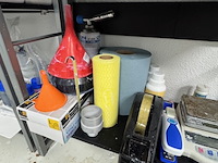 2x rek met laboratorium toebehoren en grondstoffen - afbeelding 5 van  9