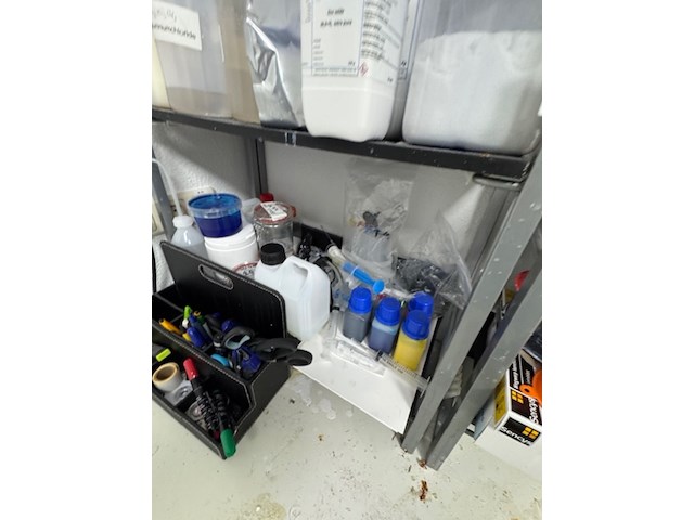 2x rek met laboratorium toebehoren en grondstoffen - afbeelding 6 van  9
