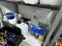 2x rek met laboratorium toebehoren en grondstoffen - afbeelding 6 van  9