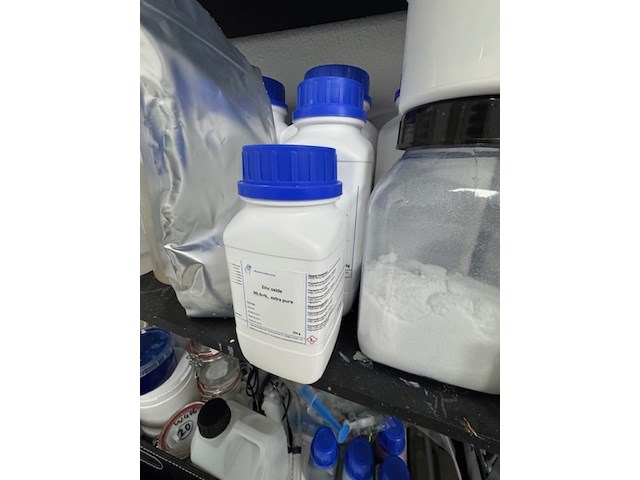 2x rek met laboratorium toebehoren en grondstoffen - afbeelding 7 van  9