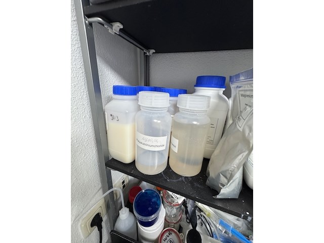 2x rek met laboratorium toebehoren en grondstoffen - afbeelding 8 van  9
