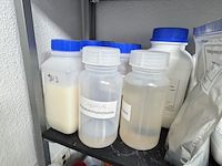 2x rek met laboratorium toebehoren en grondstoffen - afbeelding 8 van  9