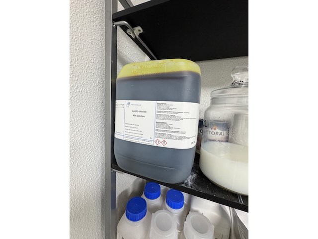 2x rek met laboratorium toebehoren en grondstoffen - afbeelding 9 van  9