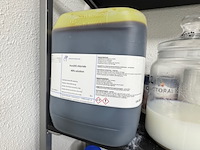 2x rek met laboratorium toebehoren en grondstoffen - afbeelding 9 van  9