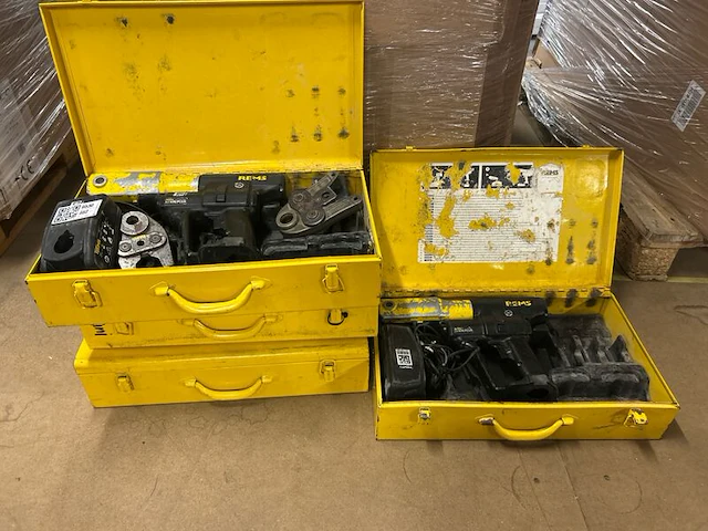 2x rems accu-perstangen met persbekken, 4x metalen transportkoffers - afbeelding 1 van  6