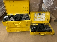 2x rems accu-perstangen met persbekken, 4x metalen transportkoffers