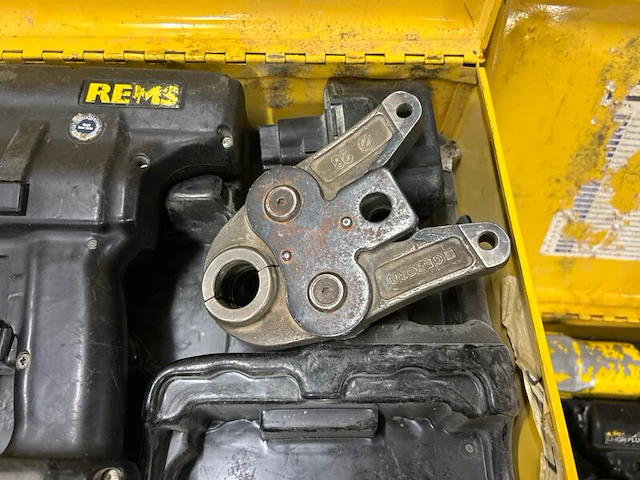 2x rems accu-perstangen met persbekken, 4x metalen transportkoffers - afbeelding 4 van  6