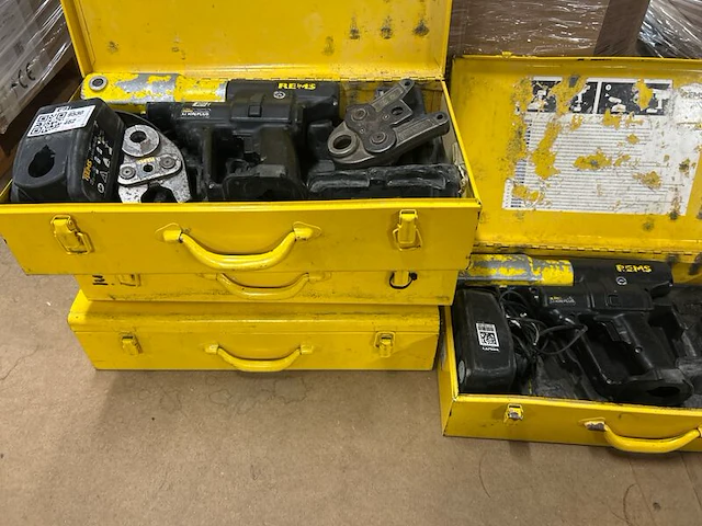 2x rems accu-perstangen met persbekken, 4x metalen transportkoffers - afbeelding 6 van  6