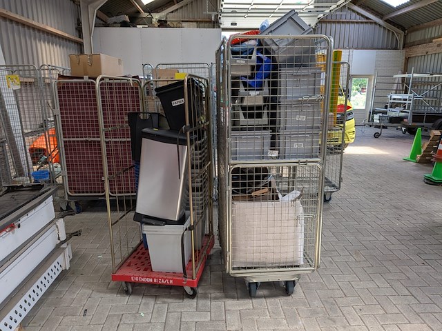 2x rolcontainer met diverse bakken en medische apparatuur - afbeelding 1 van  13
