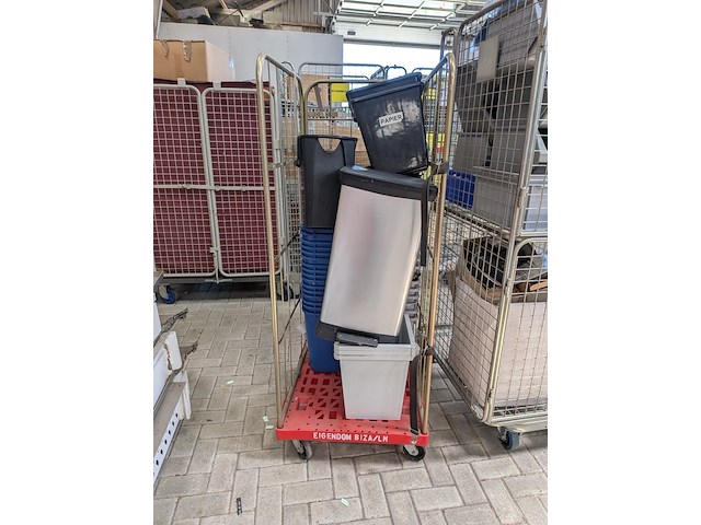 2x rolcontainer met diverse bakken en medische apparatuur - afbeelding 6 van  13