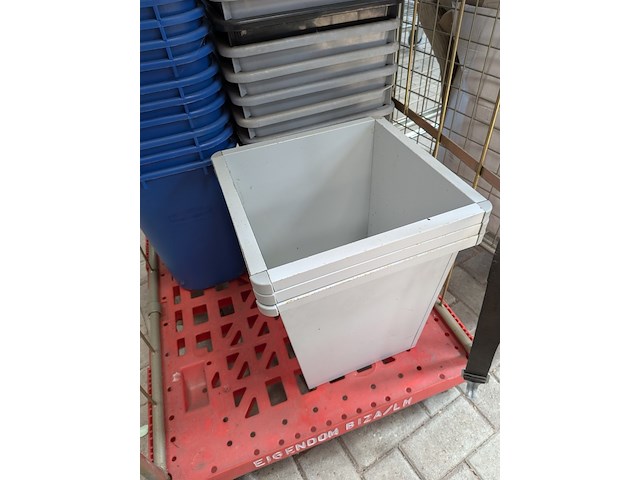 2x rolcontainer met diverse bakken en medische apparatuur - afbeelding 8 van  13