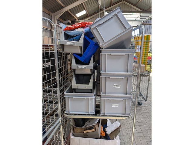 2x rolcontainer met diverse bakken en medische apparatuur - afbeelding 10 van  13