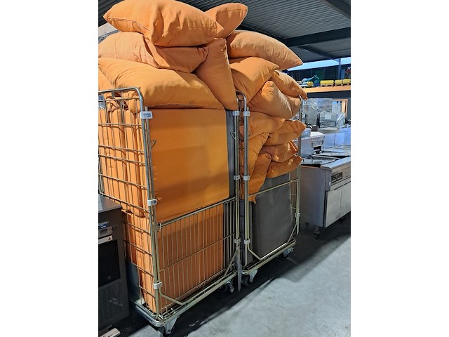 2x rolcontainer met grijs/oranje bankkussens, o.a sateliet - afbeelding 1 van  5