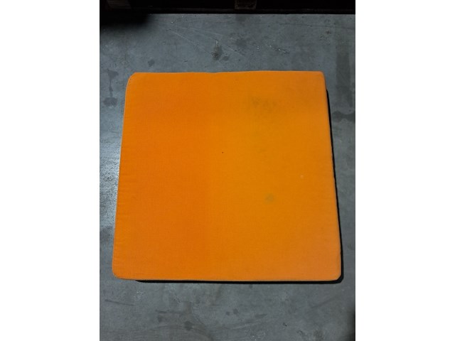 2x rolcontainer met grijs/oranje bankkussens, o.a sateliet - afbeelding 2 van  5