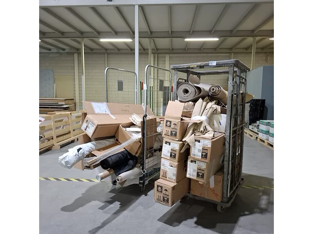 2x rolcontainer met inhoud - afbeelding 1 van  18