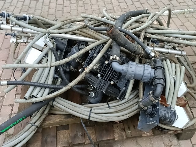 2x rvs tanks met losse materiaal t.b.v. natzoutstrooier, epoke - afbeelding 3 van  14
