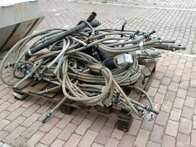 2x rvs tanks met losse materiaal t.b.v. natzoutstrooier, epoke - afbeelding 5 van  14