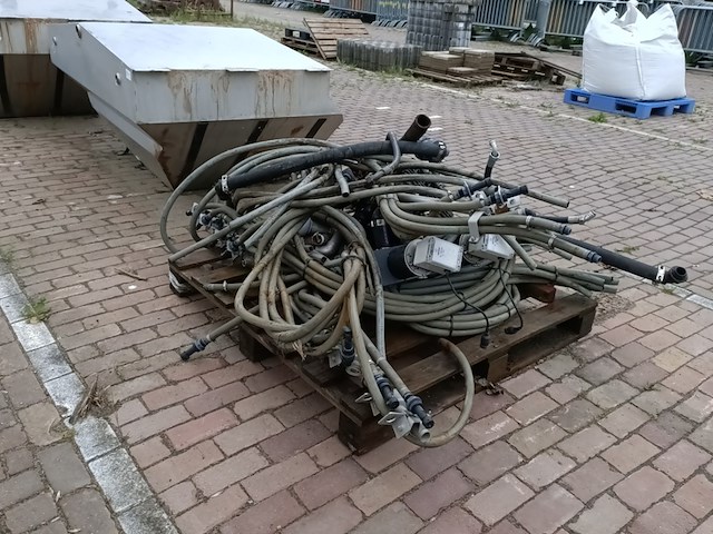 2x rvs tanks met losse materiaal t.b.v. natzoutstrooier, epoke - afbeelding 1 van  14