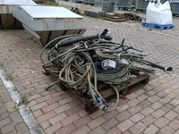 2x rvs tanks met losse materiaal t.b.v. natzoutstrooier, epoke - afbeelding 1 van  14