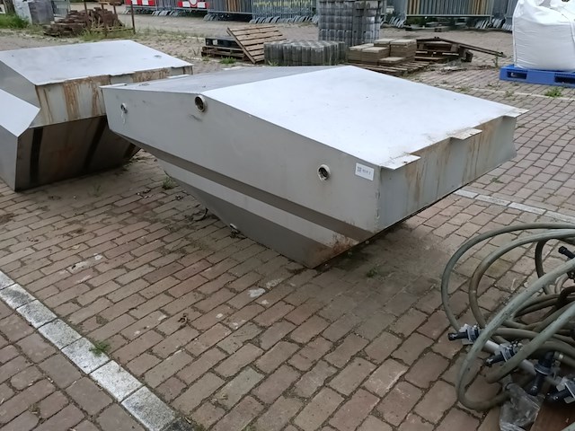 2x rvs tanks met losse materiaal t.b.v. natzoutstrooier, epoke - afbeelding 7 van  14