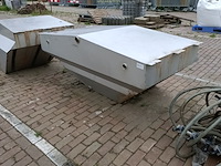 2x rvs tanks met losse materiaal t.b.v. natzoutstrooier, epoke - afbeelding 7 van  14