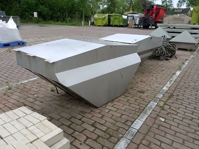 2x rvs tanks met losse materiaal t.b.v. natzoutstrooier, epoke - afbeelding 8 van  14