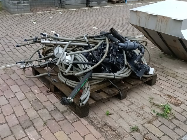 2x rvs tanks met losse materiaal t.b.v. natzoutstrooier, epoke - afbeelding 11 van  14